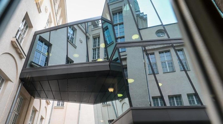 Der Altbau der Deutschen Nationalbibliothek spiegelt sich in einem Neubau. Foto: Jan Woitas/dpa-Zentralbild/dpa