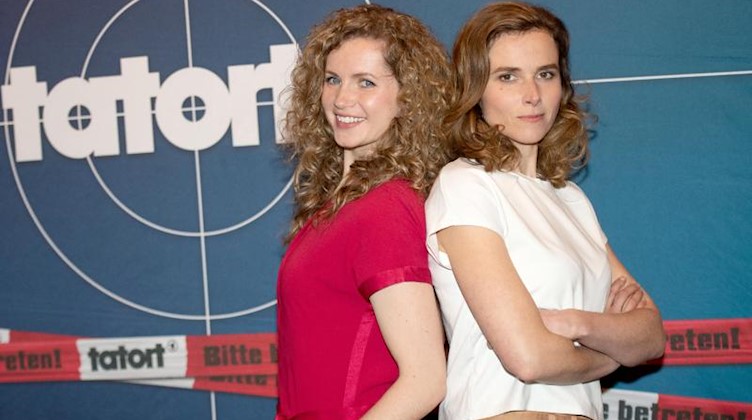 Die Schauspielerinnen Cornelia Gröschel (l) und Karin Hanczewski stehen bei einem Fototermin. Foto: Daniel Reinhardt/dpa/Archivbild