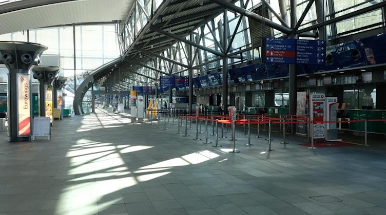 Die leere Halle des Flughafen Leipzig-Halle. Foto: Sebastian Willnow/dpa-Zentralbild/dpa