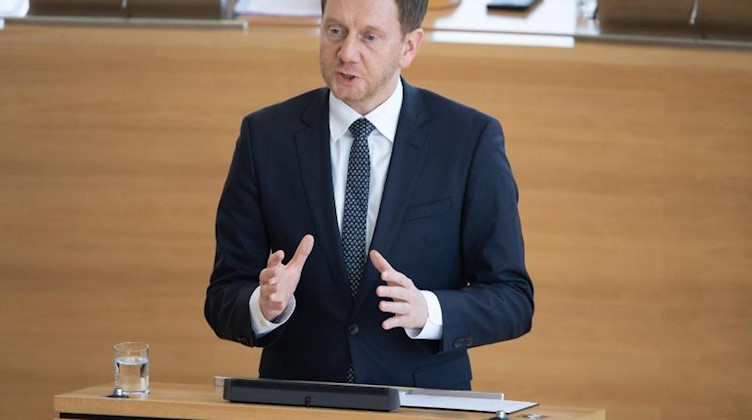 Michael Kretschmer (CDU) spricht während der Sitzung im Landtag zu den Abgeordneten. Foto: Sebastian Kahnert/dpa-Zentralbild/dpa/Archivbild