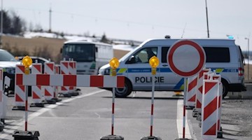 Polizisten auf dem Fichtelberg an der Grenze zu Tschechien. Foto: Sebastian Willnow/dpa-Zentralbild/dpa/Archivbild