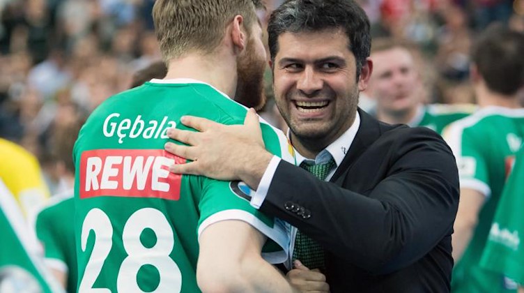 DHfK Geschäftsführer Karsten Günther (r) umarmt Leipzigs Maciej Gebala nach dem Spiel. Foto: Hendrik Schmidt/dpa-Zentralbild/ZB/Archivbild