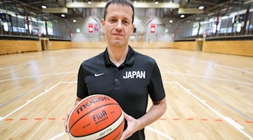 Torsten Loibl, heutiger Nationaltrainer für Streetball (3x3) in Japan, steht in der Richard-Hartmann-Halle. Foto: Jan Woitas/dpa/Archivbild