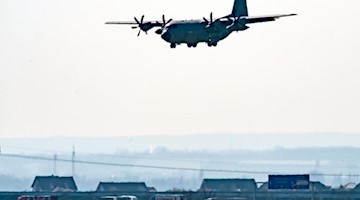 Eine Maschine landet auf dem Flughafen Leipzig/Halle. Foto: Hendrik Schmidt/dpa-Zentralbild/dpa