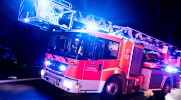 Ein Einsatzwagen der Feuerwehr trifft an der Unfallstelle ein. Foto: Marcel Kusch/dpa/Symbolbild
