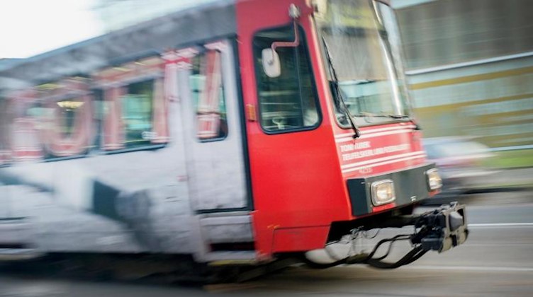 Eine Straßenbahn fährt durch die Innenstadt. Foto: Martin Gerten/dpa/Symbolbild