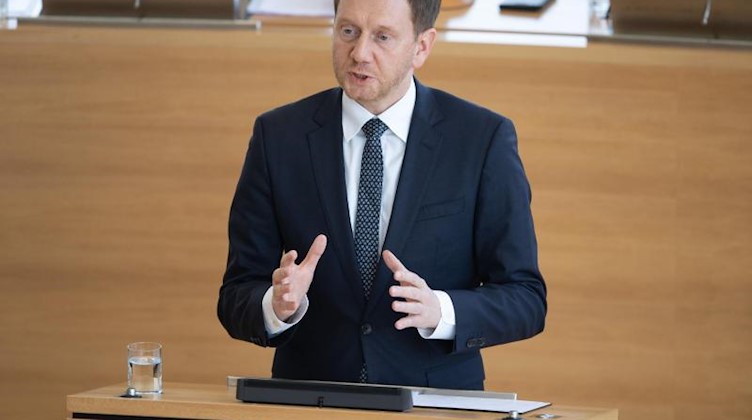 Michael Kretschmer (CDU), Ministerpräsident von Sachsen, spricht während einer Landtagssitzung. Foto: Sebastian Kahnert/dpa-Zentralbild/dpa/Archivbild
