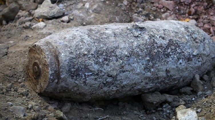 Ein entschärfte 500-Kilo-Weltkriegsbombe liegt in einer Grube. Foto: Fredrik von Erichsen/dpa/Symbolbild