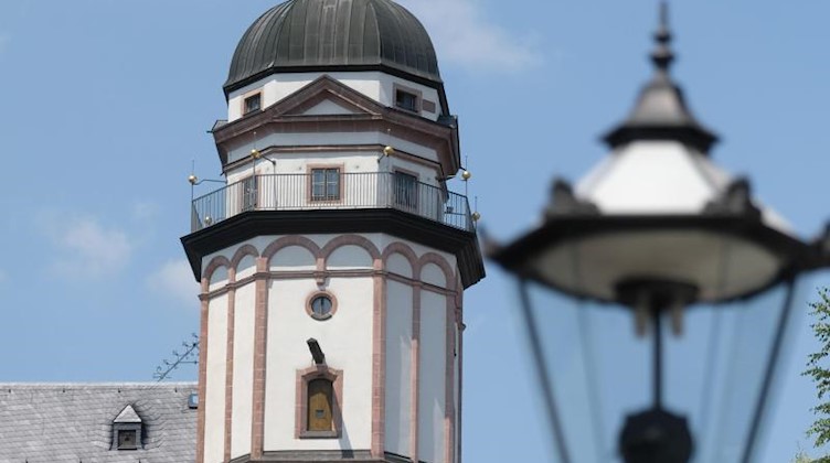 Der Turm der Leipziger Thomaskirche vor blauem Himmel. Foto: Sebastian Willnow/dpa-Zentralbild/ZB/Archivbild