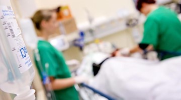 Medizinisches Personal versorgt im Krankenhaus einen Patienten. Foto: Sven Hoppe/dpa/Symbolbild
