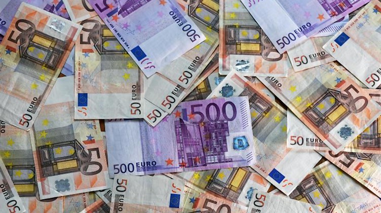 Euro-Banknoten liegen auf einem Tisch. Foto: Jens Kalaene/dpa-Zentralbild/dpa/Illustration