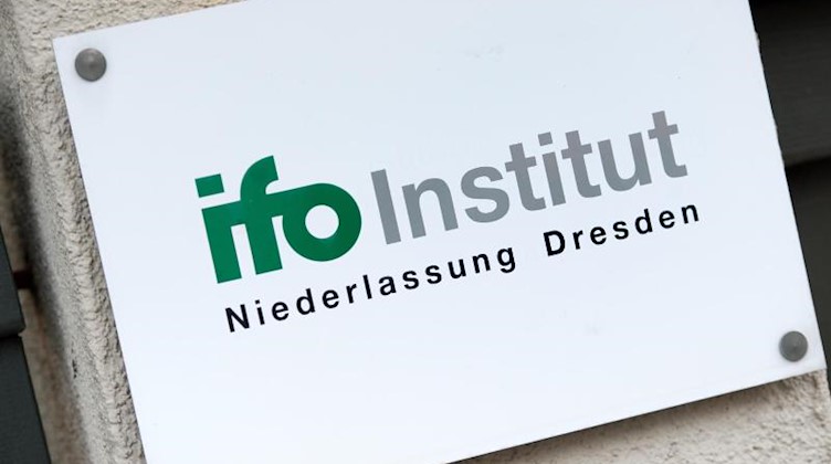 Das Ifo-Institut hat im März einen massiven Einbruch beim Geschäftsklima in ostdeutschen Unternehmen registriert. Foto: Arno Burgi/dpa/Archivbild