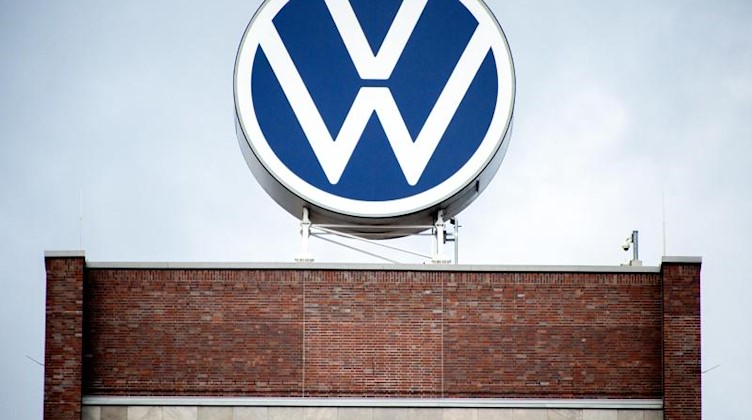 Blick auf das Logo der Volkswagen AG. Foto: Hauke-Christian Dittrich/dpa/Symbolbild