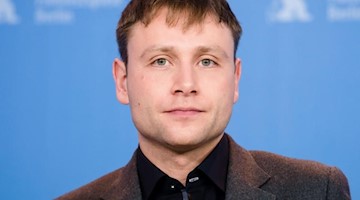Schauspieler Max Riemelt steht nach seiner Auszeichnung mit dem Filmpreis der Stadt Hof. Foto: Gregor Fischer/dpa/Archivbild