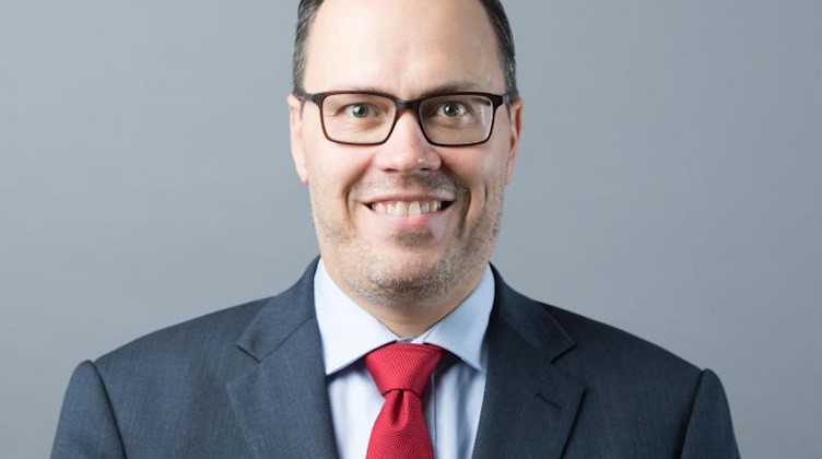 Dirk Panter, Vorsitzender der SPD-Fraktion im Sächsischen Landtag, lächelt in die Kamera. Foto: Sebastian Kahnert/dpa-Zentralbild/ZB