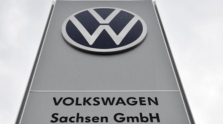 Blick auf den Eingangsbereich von Volkswagen Sachsen. Foto: Hendrik Schmidt/dpa-Zentralbild/ZB