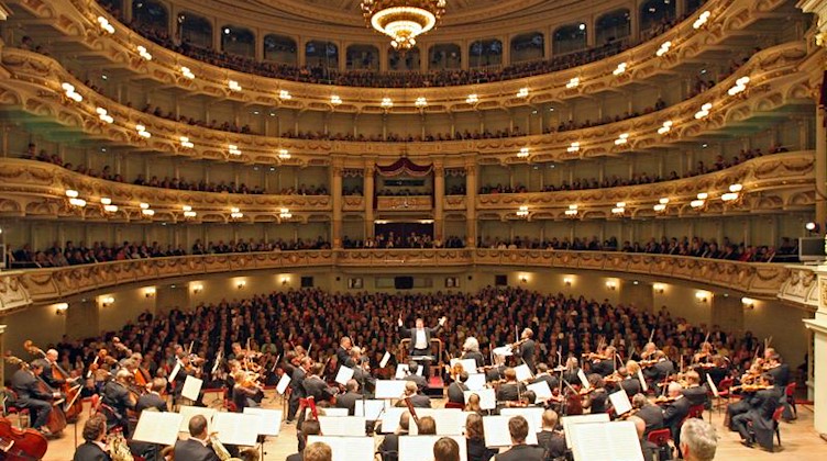 Die Staatskapelle Dresden spielt während des Konzertes zu ihrem 460. Geburtstag in der Dresdner Semperoper. Foto: Ralf Hirschberger/dpa-Zentralbild/dpa/Archivbild