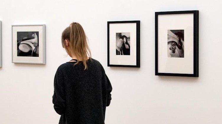 Eine Frau geht in den Kunstsammlungen Chemnitz an Fotografien von André Kertész (l) und Andé Steiner vorbei. Foto: Hendrik Schmidt/dpa-Zentralbild/ZB/Archivbild