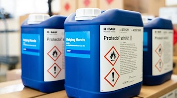 Kanister mit Desinfektionsmittel stehen bei BASF auf einem Tisch. Foto: Andreas Henn/BASF/dpa/Symbolbild