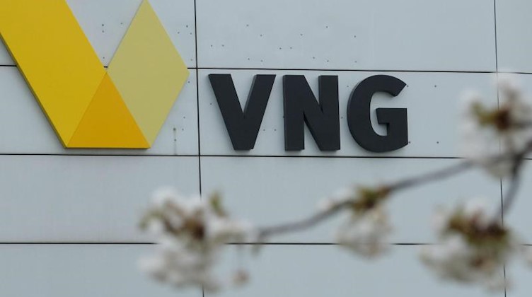 Das Logo der Verbundnetz Gas AG (VNG) am Firmensitz des Unternehmens. Foto: Sebastian Willnow/dpa-Zentralbild/dpa