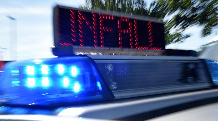 Blaulicht und LED-Laufschrift «Unfall» an einem Einsatzfahrzeug der Polizei. Foto: Holger Hollemann/dpa/Symbolbild