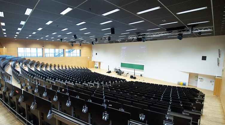 Ein leerer Hörsaal im Hörsaalzentrum der Technischen Universität Dresden. Foto: Sebastian Kahnert/dpa-Zentralbild/dpa/Archivbild