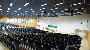 Ein leerer Hörsaal im Hörsaalzentrum der Technischen Universität Dresden. Foto: Sebastian Kahnert/dpa-Zentralbild/dpa/Archivbild