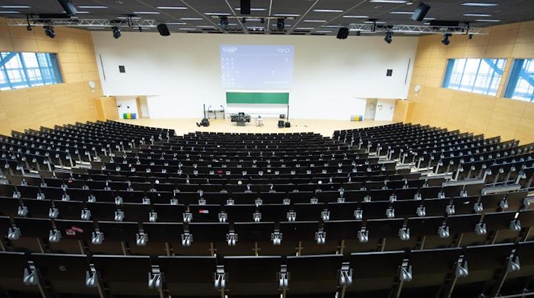 Ein leerer Hörsaal ist zu sehen. Foto: Sebastian Kahnert/dpa-Zentralbild/dpa/Archivbild