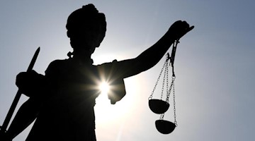 Die Statue der Justitia steht mit einer Waage und einem Schwert in der Hand-. Foto: Arne Dedert/dpa/Symbolbild