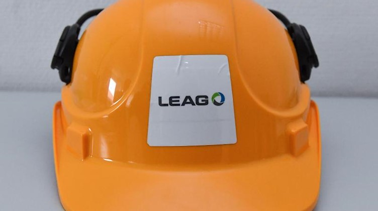 Ein Schutzhelm der Lausitz Energie Kraftwerke AG (LEAG). Foto: Patrick Pleul/dpa-Zentralbild/dpa/Archivbild