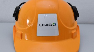 Ein Schutzhelm der Lausitz Energie Kraftwerke AG (LEAG). Foto: Patrick Pleul/dpa-Zentralbild/dpa/Archivbild