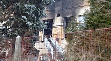 Eine Feuerwehrleiter führt während Löscharbeiten zu einem Fenster in einem Pflegeheim für Behinderte. Foto: Slavomír Kubeš/CTK/dpa/Archivbild