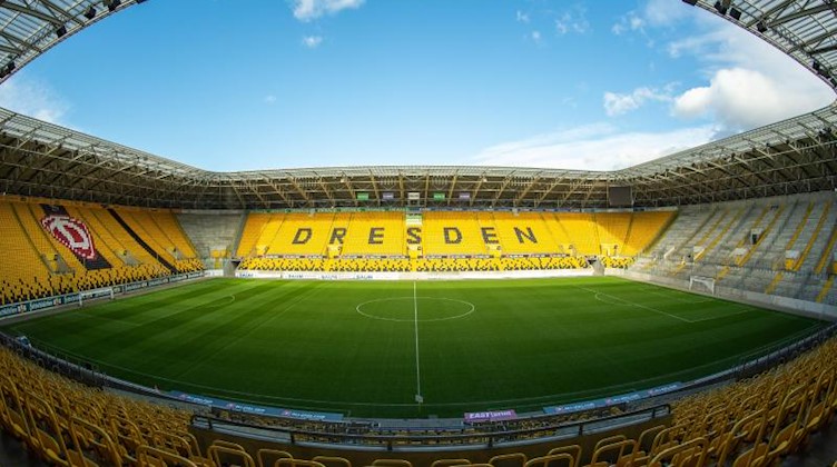 Blick in das leere Rudolf-Harbig-Stadion. Foto: Robert Michael/dpa-Zentralbild/dpa