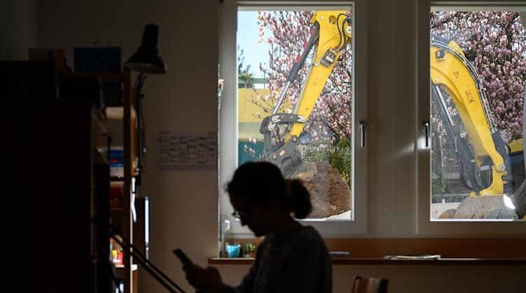 Eine Frau arbeitet im Home Office. Foto: Sebastian Gollnow/dpa/Symbolbild