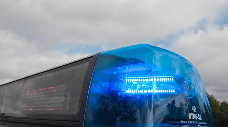 Ein Blaulicht leuchtet an einem Streifenwagen. Foto: Armin Weigel/dpa/Symbolbild
