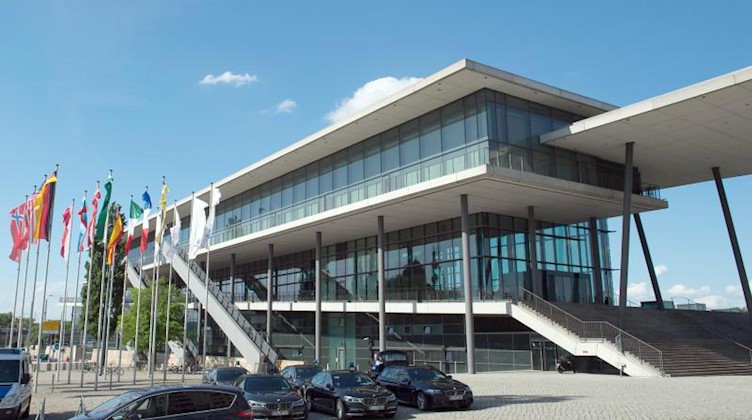 Das Congress Center in Dresden ist von außen zu sehen. Foto: Sebastian Kahnert/dpa-Zentralbild/dpa/Archivbild