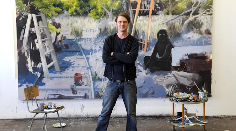 Der Maler Tilo Baumgärtel steht in seinem Atelier. Foto: Waltraud Grubitzsch/dpa-Zentralbild/dpa/Archivbild