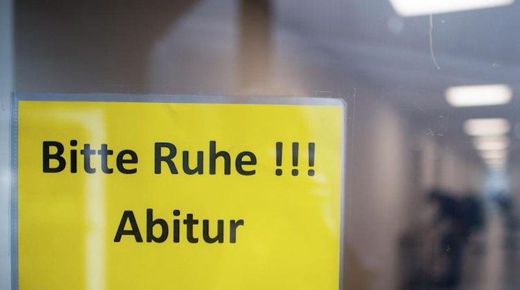 Ein Schild mit der Aufschrift «Bitte Ruhe!!! Abitur» hängt in einem Gymnasium. Foto: Jonas Güttler/dpa/Symbolbild