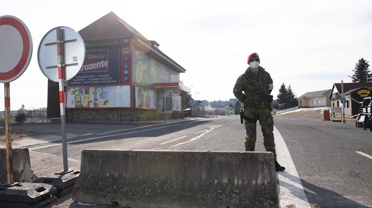 Ein tschechischer Soldat steht zur Einreisekontrolle auf einer Straße an der tschechischen Grenze. Foto: Sebastian Kahnert/dpa-Zentralbild/dpa/Archivbild