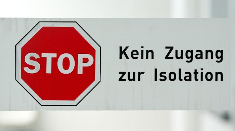 Ein Schild mit der Aufschrift «Kein Zugang zur Isolation» ist zu sehen. Foto: picture alliance/dpa/Symbolbild
