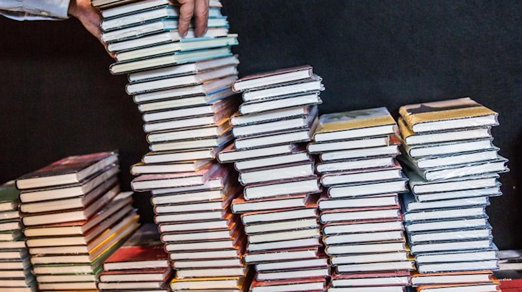 Bücher werden übereinander gestapelt. Foto: Frank Rumpenhorst/dpa/Symbolbild