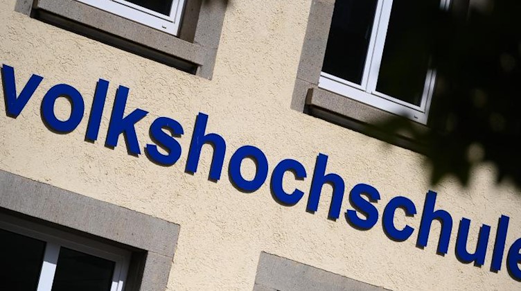 Der Schriftzug «Volkshochschule» ist an einem Gebäude angebracht. Foto: Sebastian Gollnow/dpa/Archivbild