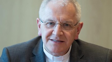 Heinrich Timmerevers, römisch-katholischer Bischof, spricht bei einer Gesprächsrunde. Foto: Sebastian Kahnert/dpa-Zentralbild/dpa/Archivbild