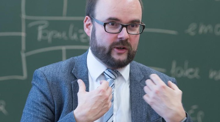 Christian Piwarz (CDU) gestikuliert vor einer Schultafel. Foto: Sebastian Kahnert/zb/dpa/Archivbild