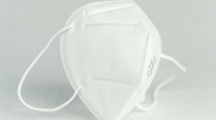 Aufnahme einer Atemschutzmaske vom Typ FFP3. Foto: Friso Gentsch/dpa/Symbolbild