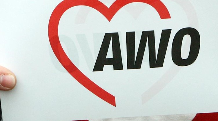 Das Logo der Arbeiterwohlfahrt (AWO) ist auf einem Papier zu lesen. Foto: Holger Hollemann/dpa/Archivbild