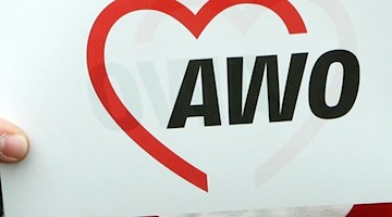 Das Logo der Arbeiterwohlfahrt (AWO) ist auf einem Papier zu lesen. Foto: Holger Hollemann/dpa/Archivbild