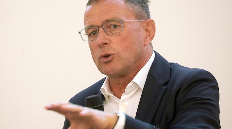 Ralf Rangnick, Head of Sport and Development Soccer bei der Red Bull GmbH und früherer Bundesliga-Trainer, gestikuliert. Foto: Thomas Frey/dpa/Archivbild