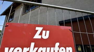 Ein Wohnhaus steht zum Verkauf. Foto: Bernd Settnik/ZB/dpa/Symbolbild