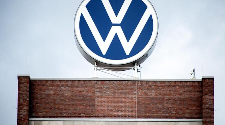 Das Logo der Volkswagen AG auf dem Gebäude der Hauptverwaltung. Foto: Hauke-Christian Dittrich/dpa/Archivbild